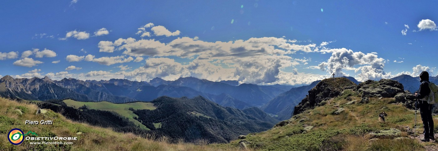 41 Dalla Baita Mincucco (1840 m) ci abbassiamo verso il torrione roccioso con croce (1832 m).jpg